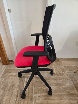 Silla de oficina ergonómica roja y negra