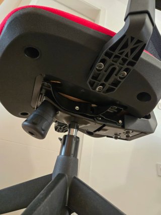 Silla de oficina ergonómica roja y negra
