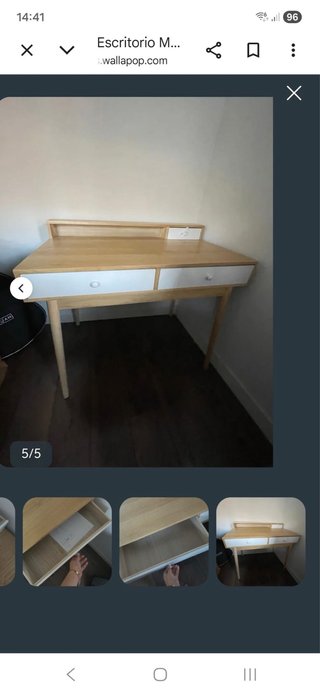 Escritorio de madera con cajones