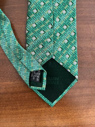 Cravatta verde con fantasia geometrica