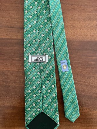 Cravatta verde con fantasia geometrica