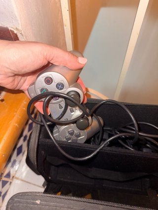 PlayStation 2 Negra con mandos, micrófonos y juego