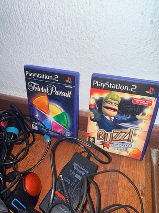 PlayStation 2 Negra con mandos, micrófonos y juego