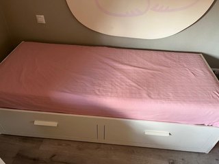Cama diván blanco con 2 colchones