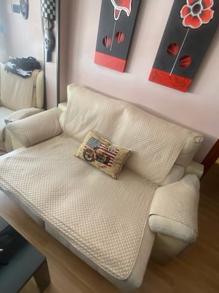 Sofá cama beige con funda