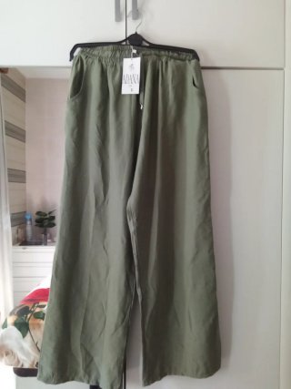 Conjunto ADANA: Blusa blanca y pantalón verde