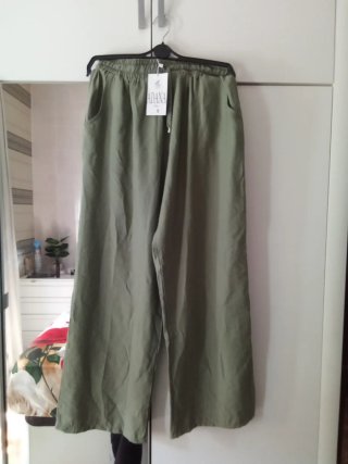Conjunto ADANA: Blusa blanca y pantalón verde