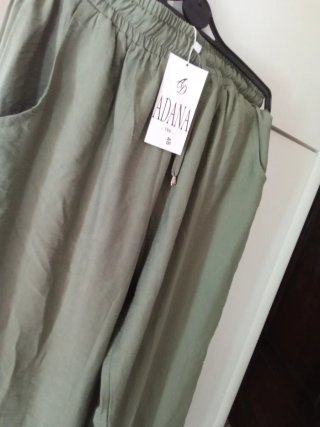 Conjunto ADANA: Blusa blanca y pantalón verde