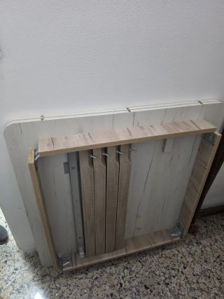 Mesa de madera beige y blanca