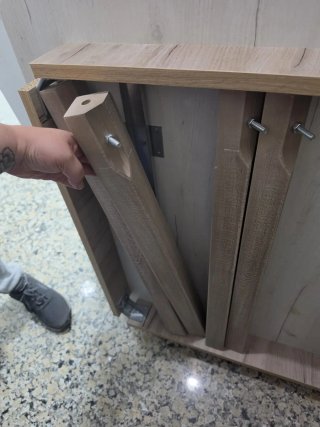 Mesa de madera beige y blanca