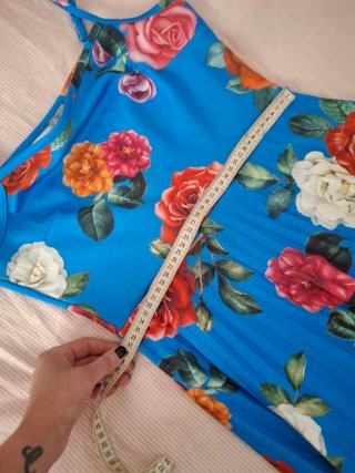 Vestido azul con estampado floral