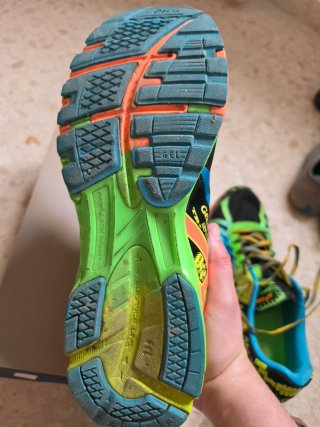 Tenis Asics coloridos noosa gel