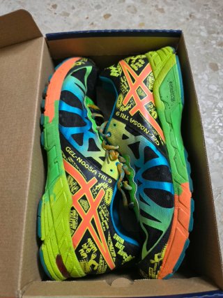 Tenis Asics coloridos noosa gel