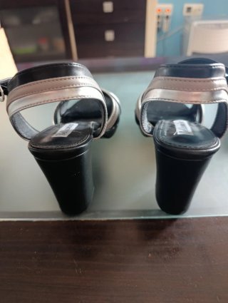Sandalias tacón Bellamica negras y plateadas