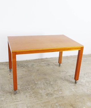 Scrivania in legno di ciliegio con ruote