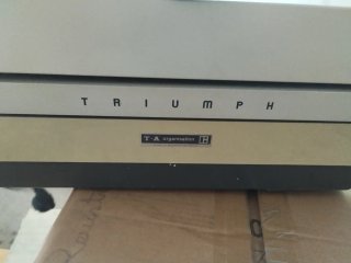 Máquina de escribir eléctrica Triumph 131d