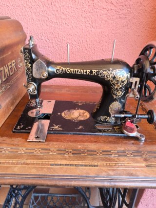 Máquina de coser Gritzner antigua