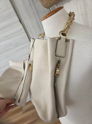 Bolso Guess Marfil Cadena Dorada + Neceser