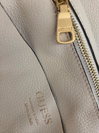 Bolso Guess Marfil Cadena Dorada + Neceser