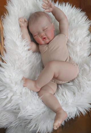 Bebé Reborn realista con traje de rayas