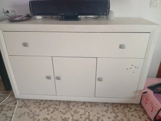 Aparador de madera blanco con mucha cabida.