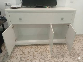 Aparador de madera blanco con mucha cabida.
