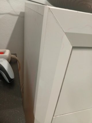 Aparador de madera blanco con mucha cabida.