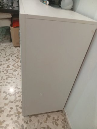 Aparador de madera blanco con mucha cabida.