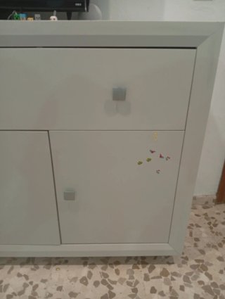 Aparador de madera blanco con mucha cabida.