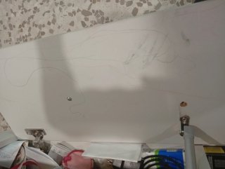 Aparador de madera blanco con mucha cabida.