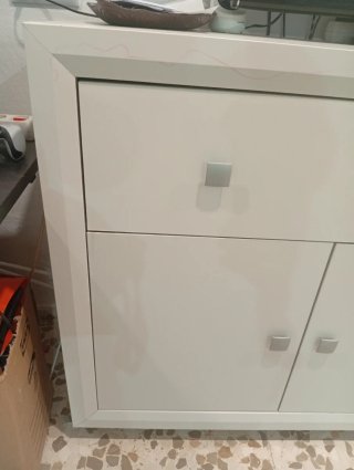 Aparador de madera blanco con mucha cabida.
