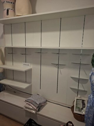 Muebles para negocio beige y blanco