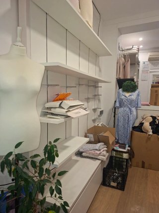 Muebles para negocio beige y blanco
