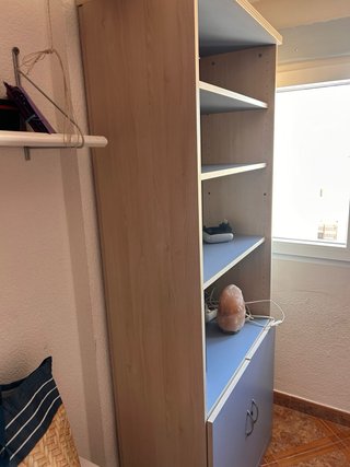 Estantería con armario inferior