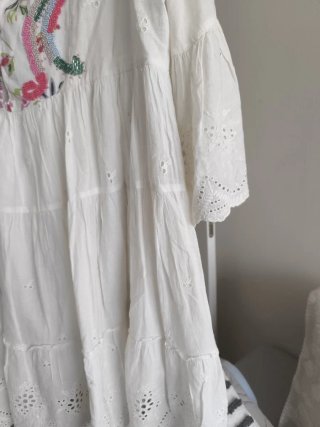 Vestido blanco con abalorios florales