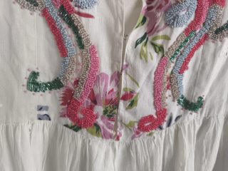 Vestido blanco con abalorios florales