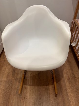 Mecedora blanca de plástico y madera