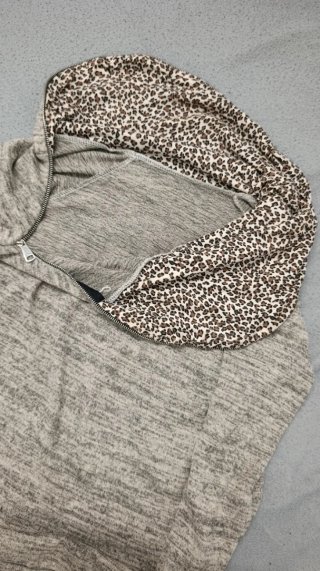 Jersey con cremallera y estampado animal