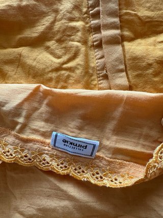 Camiseta naranja con bordados