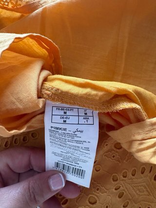 Camiseta naranja con bordados