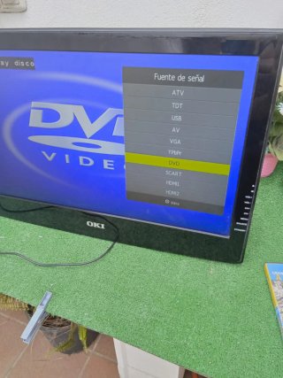Televisión OKI 21 con soporte de pared