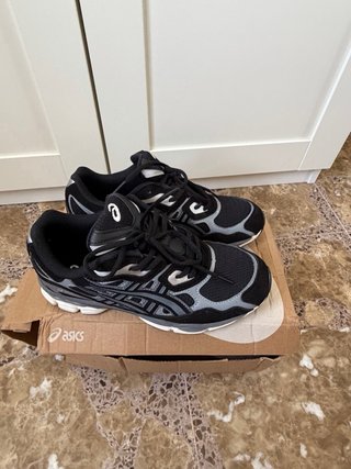 Zapatillas Negras y Grises