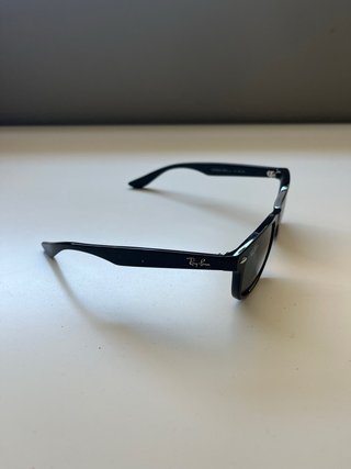Gafas de sol Ray-Ban negras para niño