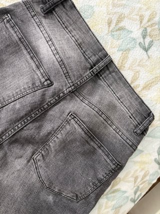 Pantalón pitillo vaquero gris