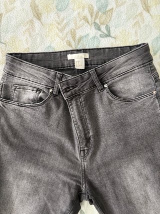 Pantalón pitillo vaquero gris