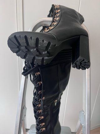 Botas altas negras con cordones y remaches