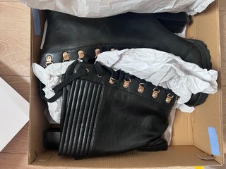 Botas altas negras con cordones y remaches