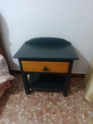 Somier de cama con cabecero y mesita de noche