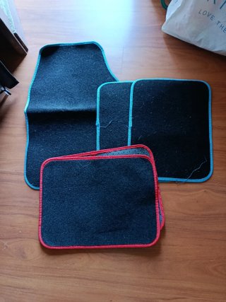 Tappeti auto neri con bordi colorati