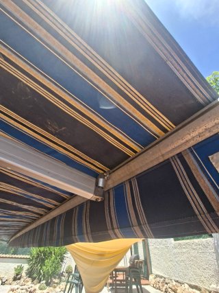 Toldo retráctil grande brazos articulados